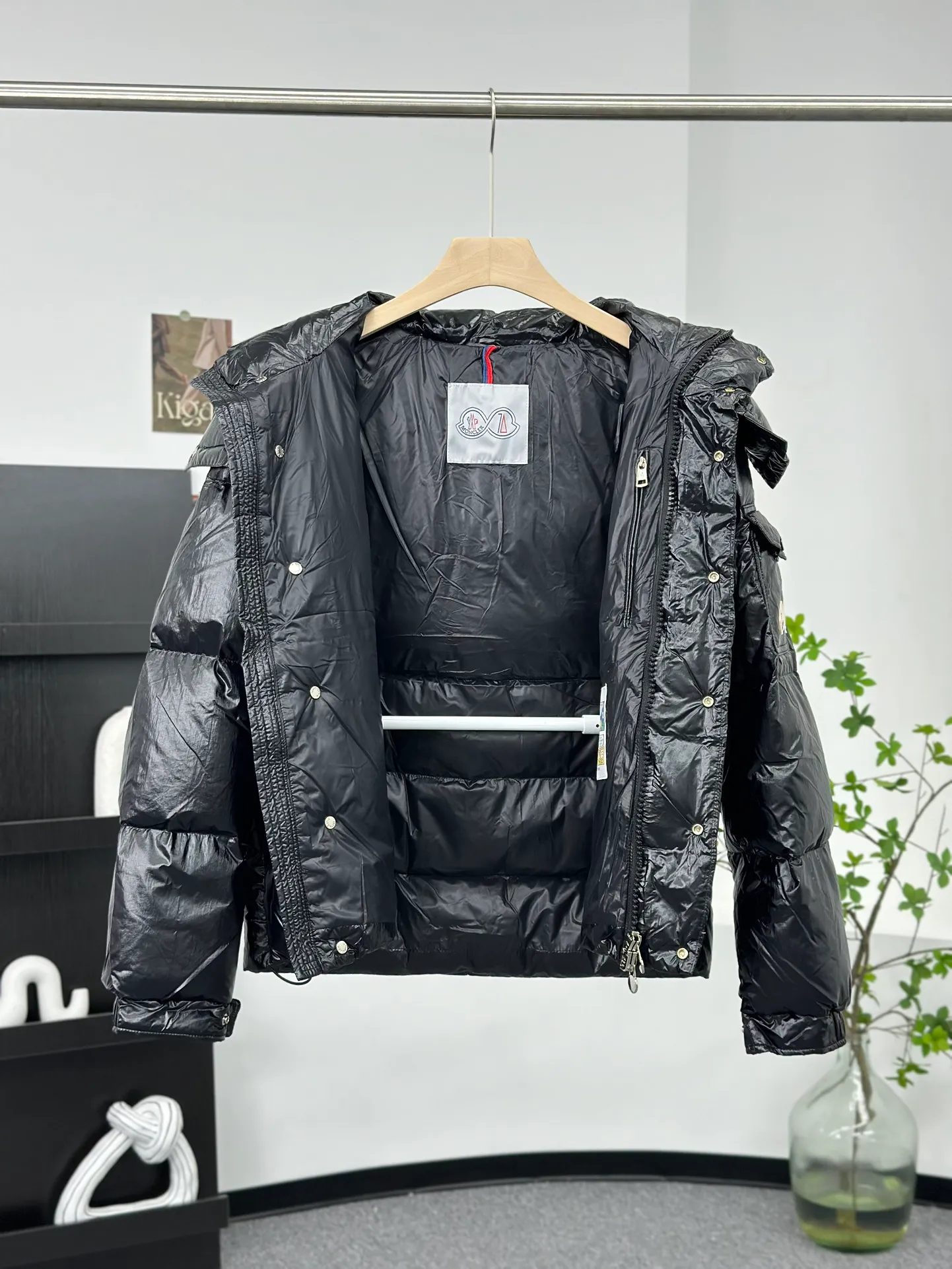 P390 Moncler/ 2026 70 、 。 DNA ， ， 。 Classic ， 、 。 Classic 70 。 Quality， 90 ，Premium Quality ， ，Black ！ Sizes M-3XL